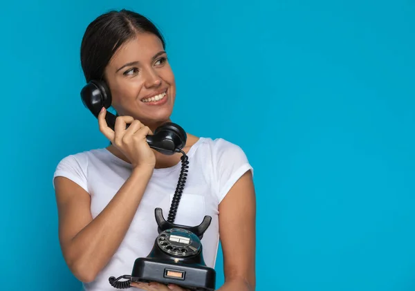 Vacker Avslappnad Kvinna Ler När Hon Talar Sin Vintage Telefon — Stockfoto