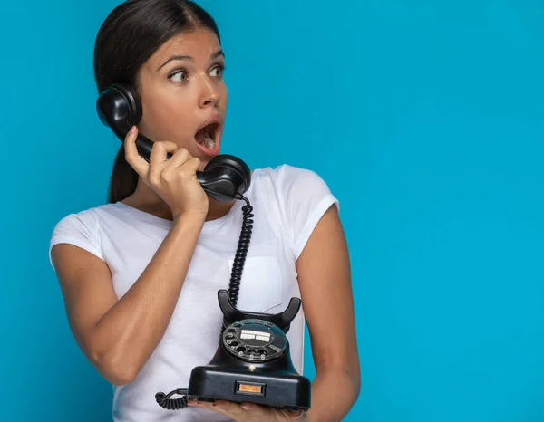 Νεαρή Περιστασιακή Γυναίκα Μιλάει Στο Τηλέφωνο Και Αισθάνεται Σοκαρισμένη Από — Φωτογραφία Αρχείου