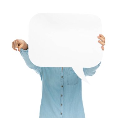 Sıradan bir kadın konuşma balonunun arkasına saklanıp kamerayı beyaz arka plana çeviriyor.