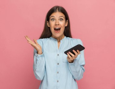 Güzel, sıradan bir kadın telefonundaki pembe arka plandaki mesajdan sonra şaşırır.