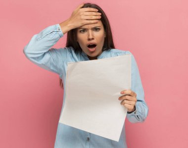 Çekici, sıradan bir kadın gazeteyi okuduktan sonra kafasına vuruyor ve pembe arka planda endişe duyuyor.