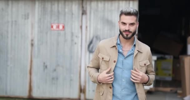 Felice Uomo Casual Fissaggio Tirando Giacca Beige Allontanandosi Fronte Garage — Video Stock