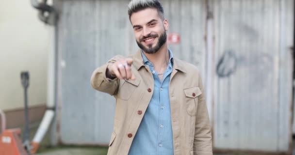 Šťastný Mladý Vousatý Muž Usmívá Ukazuje Prsty Dělá Palce Nahoru — Stock video