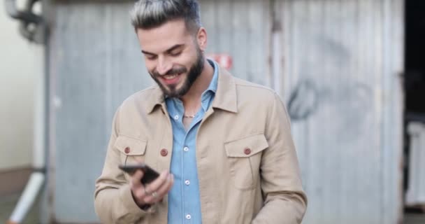 Sexy Barbudo Casual Homem Falando Telefone Sorrindo Rindo Apontando Dedos — Vídeo de Stock