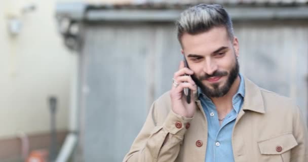 Felice Giovane Uomo Casual Camicia Jeans Che Parla Telefono Ride — Video Stock