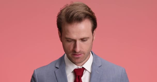 Atraktivní Elegantní Podnikatel Obleku Ukazuje Prsty Usmívá Při Stání Pózování — Stock video