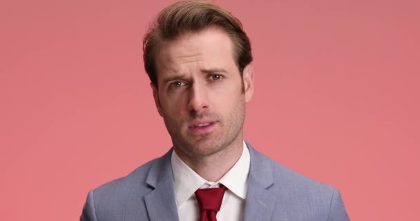 Atraktivní Vousatý Podnikatel Modrém Elegantním Obleku Dělat Sexy Tváře Flirtování — Stock video