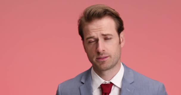 Sexy Nieogolony Facet Chwytając Szyję Luźny Krawat Podczas Stojąc Różowym — Wideo stockowe