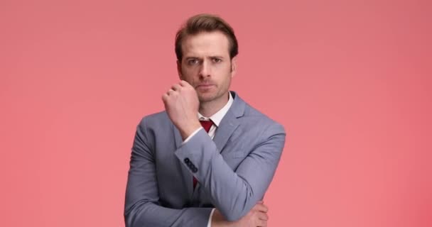 Betroffener Mann Eleganten Anzug Berührt Kinn Bei Dem Versuch Schwierige — Stockvideo