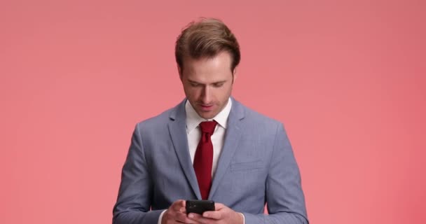 Radosny Młody Człowiek Telefonem Ręku Czytający Śmieszne Teksty Śmiejący Się — Wideo stockowe