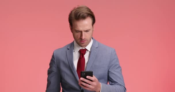 Bekymret Forretningsmann Elegant Dress Med Telefon Hendene Leser Dårlige Nyheter – stockvideo
