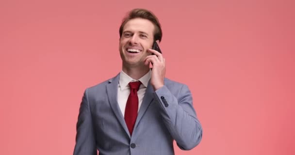 Szczęśliwy Młody Biznesmen Garniturze Rozmawiający Przez Telefon Mający Świetną Rozmowę — Wideo stockowe