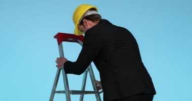 İnşaat mühendisi merdivenden inip sana ve sana işaret etti. Kupayı kazandık.