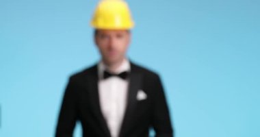 İşadamı bir şey çerçeveliyor ve mavi arkaplanı onaylıyor