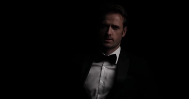 Сексуальний Модний Бізнесмен Ходить Регулюючи Свою Краватку Позує Стилем Темному — стокове відео