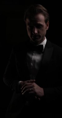 Seksi bir iş adamının avuçlarını ovuşturduğu, yüzüne dokunduğu, yüzünde kocaman bir gülümsemeyle poz verdiği dikey bir video.