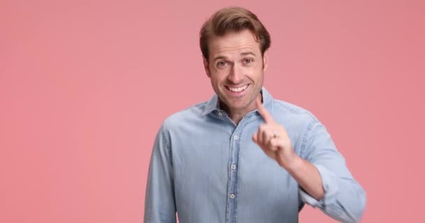 Enthusiastischer Gutaussehender Mann Jeanshemd Daumen Hoch Gestikulierend Finger Zeigend Applaudierend — Stockvideo