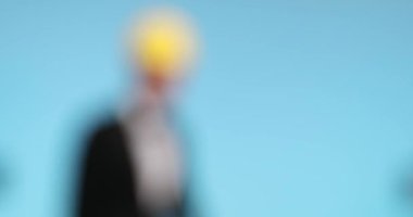 İnşaat işadamı etrafta dolanıyor, kameraya şevkle bakıyor.