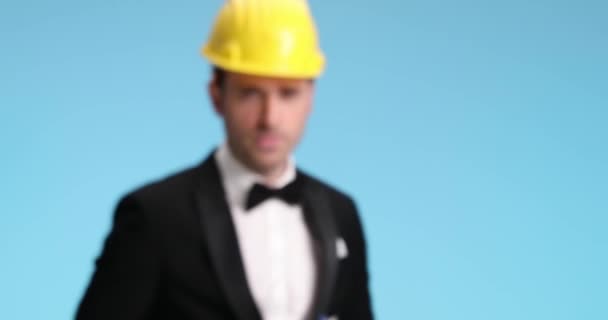 Ingénieur Construction Vérifier Site Saisir Son Stylo Derrière Son Oreille — Video