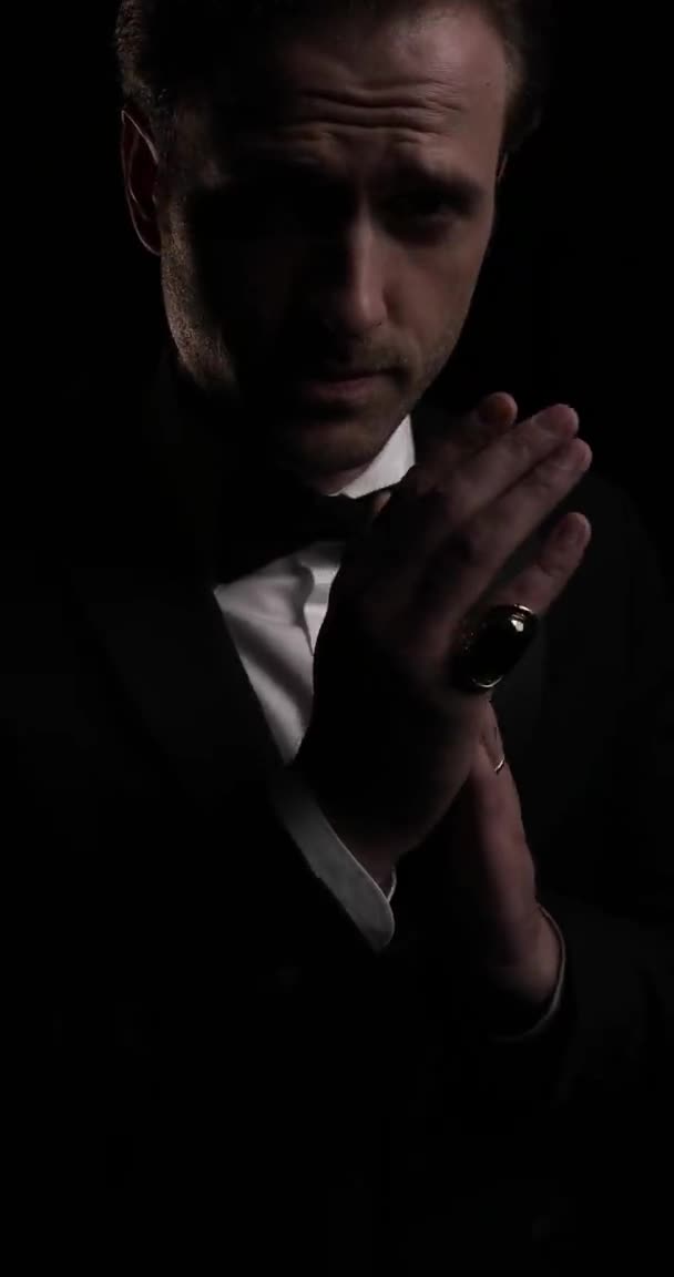 Pionowe Wideo Fajnym Biznesmenem Pocierającym Dłonie Naprawiającym Rękaw Noszącym Pierścionek — Wideo stockowe