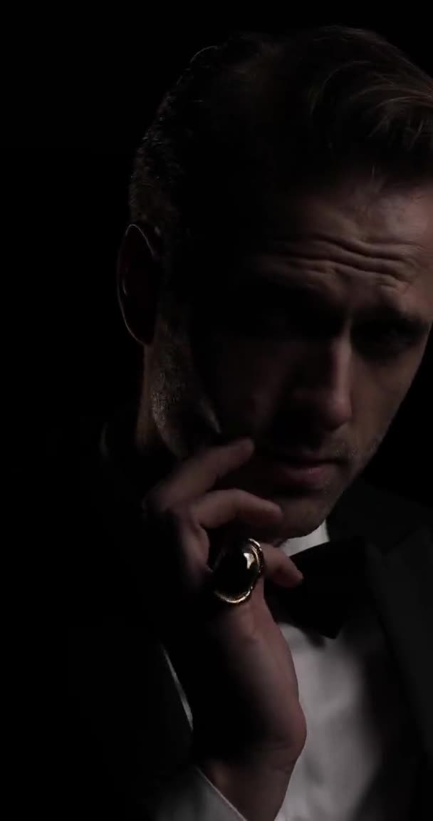 Függőleges Videó Egy Vonzó Üzletember Visel Gyűrűt Megérinti Arcát Gesztikulál — Stock videók