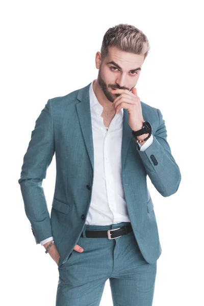 Sexy Joven Hombre Negocios Traje Con Camisa Desatada Sosteniendo Una — Foto de Stock