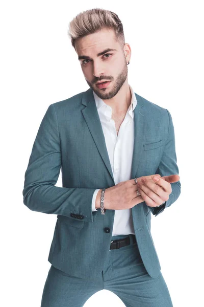 Portret Atrakcyjnego Biznesmena Garniturze Rozwiązaną Koszulą Dotykającą Dłoni Pozującą Sposób — Zdjęcie stockowe