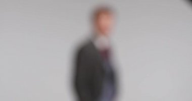 Yakışıklı moda işadamı kolları cebinde içeri giriyor, başparmağını kaldırıyor ve gülümsüyor ve sonra gidiyor.