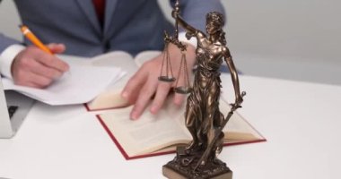 Masadaki işadamı sayfaları çeviriyor, bilançosunun yanına yazıyor.