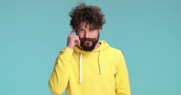 Clever Bearded Man Wearing Cool Yellow Hoodie Confidently Smiling Pointing — Stock Video