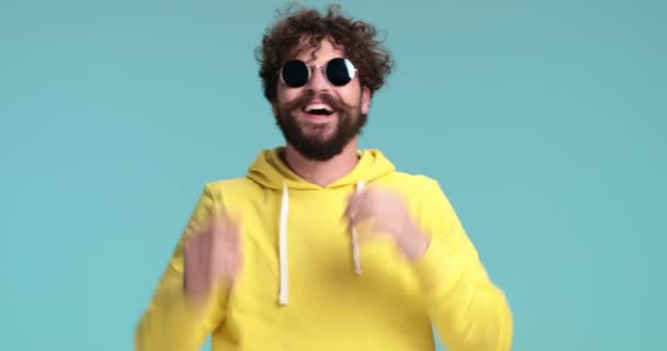 Excited Casual Man Cool Sunglasses Long Beard Having Fun Laughing — Stock Video