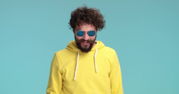 Legal Casual Barbudo Cara Com Óculos Sol Amarelo Sweatshirt Apontando — Vídeo de Stock