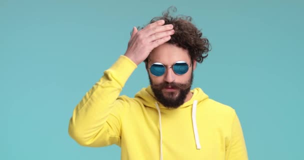 Bipolar Lässiger Mann Mit Lockigem Haar Und Langem Bart Setzt — Stockvideo