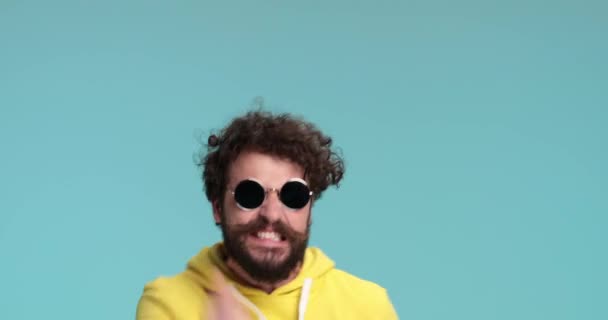 Podekscytowany Brodaty Mężczyzna Kręconymi Włosami Wąsami Żółtej Bluzie Okularach Przeciwsłonecznych — Wideo stockowe