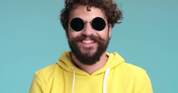 Uśmiechnięty Fajny Facet Żółtej Bluzie Długą Brodą Zdejmujący Okulary Zbliżający — Wideo stockowe