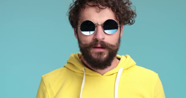Long Bearded Casual Guy Yellow Hoodie Sunglasses Approaching Trying See — Stock Video