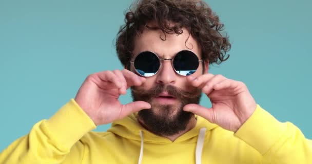 Αυτοπεποίθηση Νεαρός Hipster Γυαλιά Ηλίου Προσαρμογή Μουστάκι Και Κάνοντας Χειρονομία — Αρχείο Βίντεο