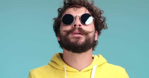 Attractive Long Bearded Man Wearing Yellow Hoodie Sunglasses Scratching Arranging — Stock Video