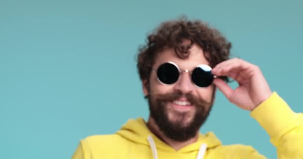 Sexy Junger Bärtiger Mann Gelbem Kapuzenpulli Nimmt Die Brille Macht — Stockvideo