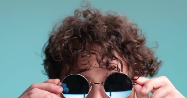 Joven Feliz Quitándose Las Gafas Haciendo Una Cara Sorprendida Poniéndose — Vídeo de stock