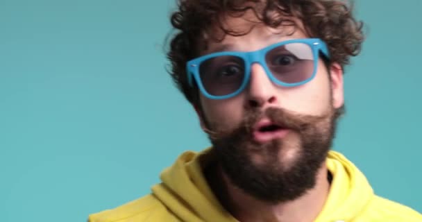 Begeisterter Cooler Mann Gelbem Kapuzenpulli Der Lustige Gesichter Macht Tanzt — Stockvideo