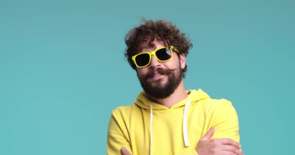 Zelfverzekerde Jonge Hipster Met Lange Baard Snor Kruisende Armen Cool — Stockvideo