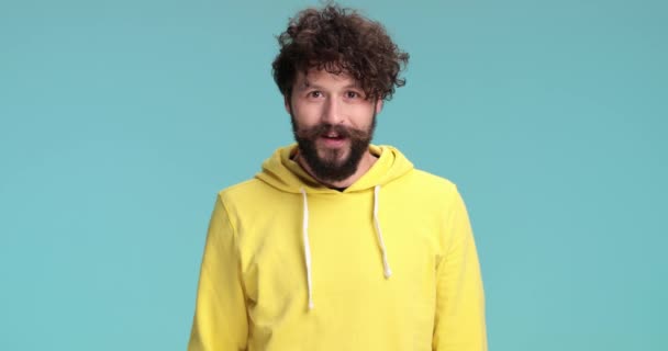 Enthusiastischer Cooler Hipster Gelbem Sweatshirt Macht Ein Überraschtes Gesicht Öffnet — Stockvideo