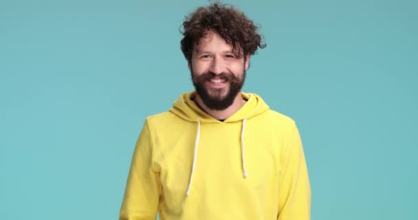 Attraktiver Unrasierter Mann Mit Langem Bart Und Schnurrbart Lächelnd Redend — Stockvideo