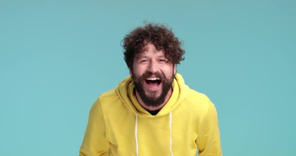 Щасливий Випадковий Хіпстер Хлопець Жовтому Светрі Розважається Сміється Будучи Біполярним — стокове відео