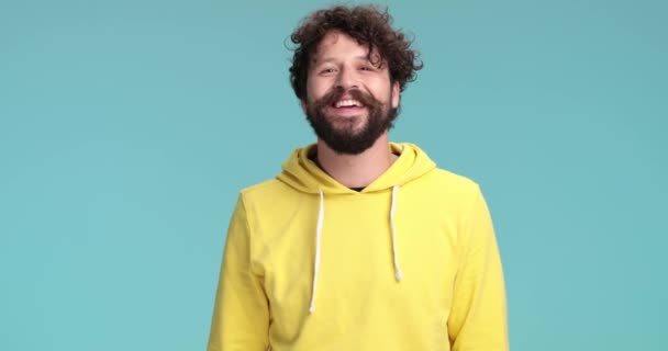 Δροσερό Μακρύ Γενειοφόρος Τύπος Κίτρινο Hoodie Χαμογελά Κουνώντας Και Σταυρώνουν — Αρχείο Βίντεο