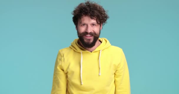 Hombre Feliz Con Capucha Amarilla Descubriendo Buenas Noticias Emocionándose Divirtiéndose — Vídeo de stock