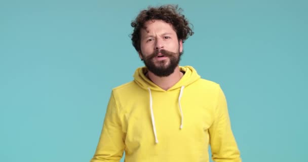 Koele Jonge Hipster Man Met Lange Baard Krullend Haar Vechten — Stockvideo