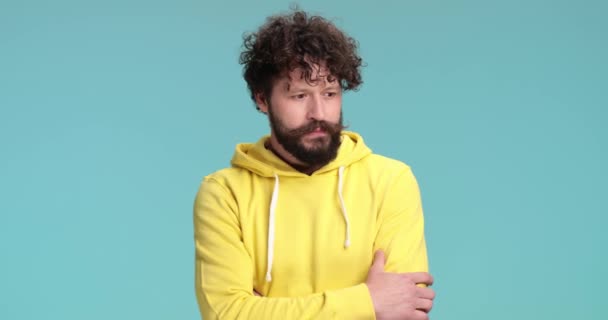 Creativo Giovane Uomo Con Lunga Barba Capelli Ricci Che Incrociano — Video Stock