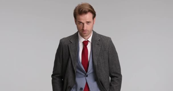 Sexy Geschäftsmann Posiert Mit Den Händen Den Taschen Schließt Seinen — Stockvideo